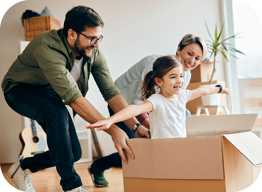 Família brincando na sala de casa